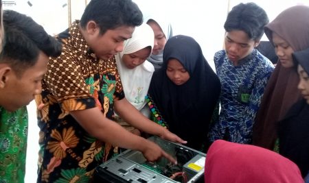 Bongkar Komputer MA Al Wathoniyah Cikedung Praktikum TIK